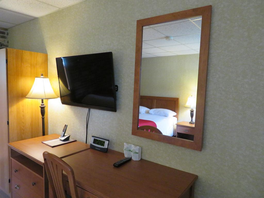 Motel & Hotel La Paysanne Sherbrooke Exterior photo